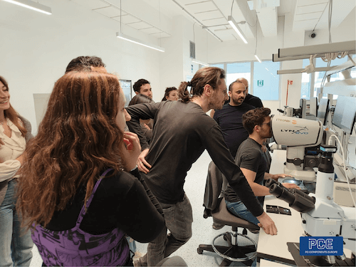 studenti dell'università di Tor Vergata al microscopio nel laboratorio di qualità di PC Components europe