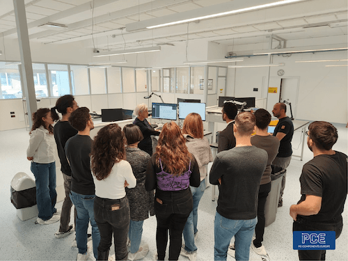 Un ispettore certificato PCE mostra agli studenti dell'Università di Tor Vergata il laboratorio di qualità di PC Components europe 